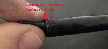 Fig. 7 - Procedura per il taglio a misura di un sacchetto per l'inchiostro.